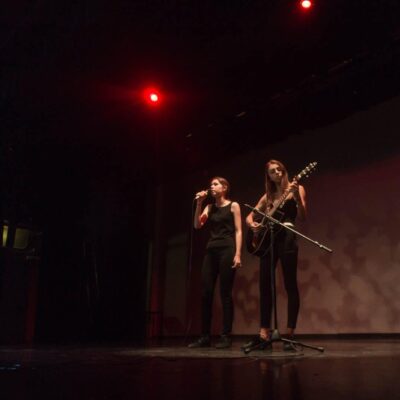 pop school scene chant musique jeunes activites loisirs